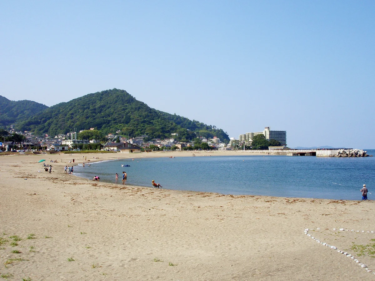 長浜海水浴場の砂浜と海、背後に見える山と街並み