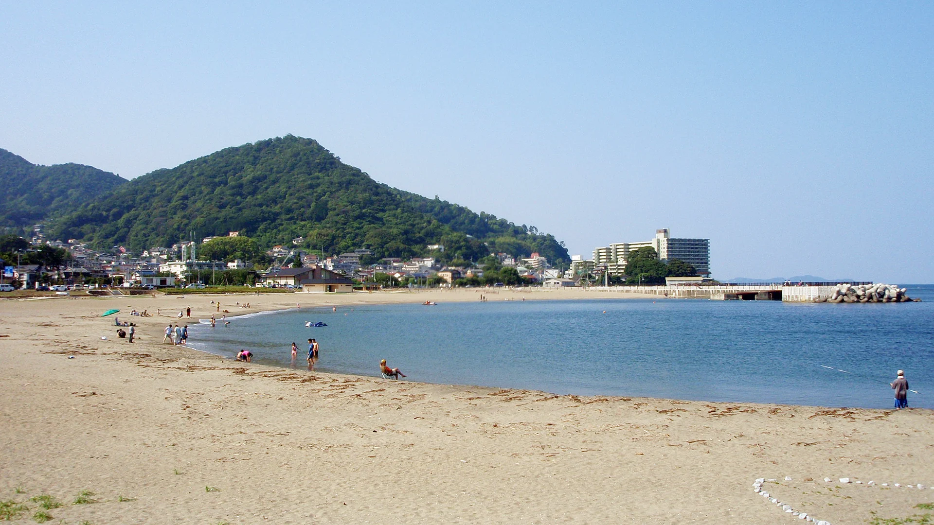 山に囲まれた長浜海水浴場の砂浜と穏やかな海